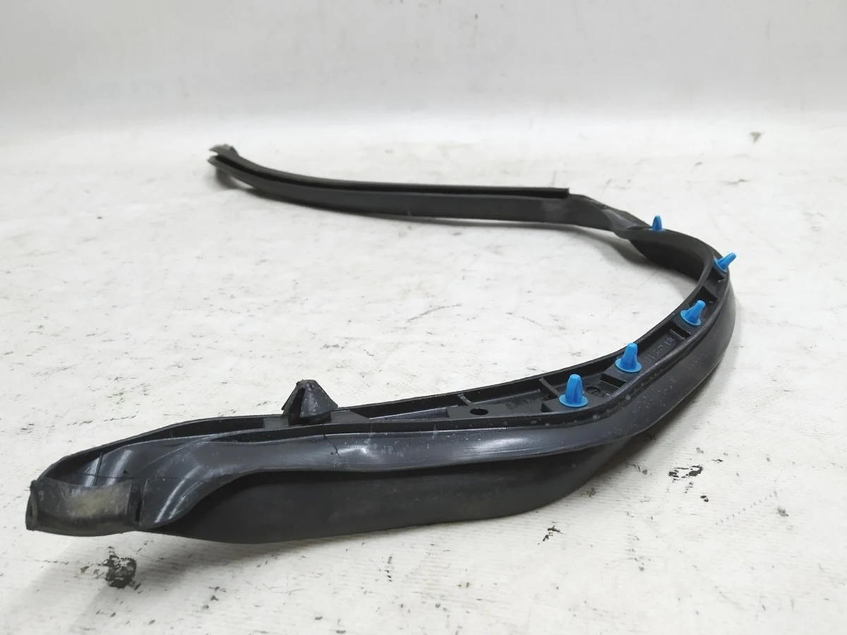 Уплотнитель двери задней правой наружный Audi E-tron 4KE839120A