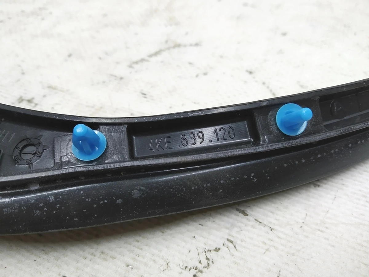 Уплотнитель двери задней правой наружный Audi E-tron 4KE839120A