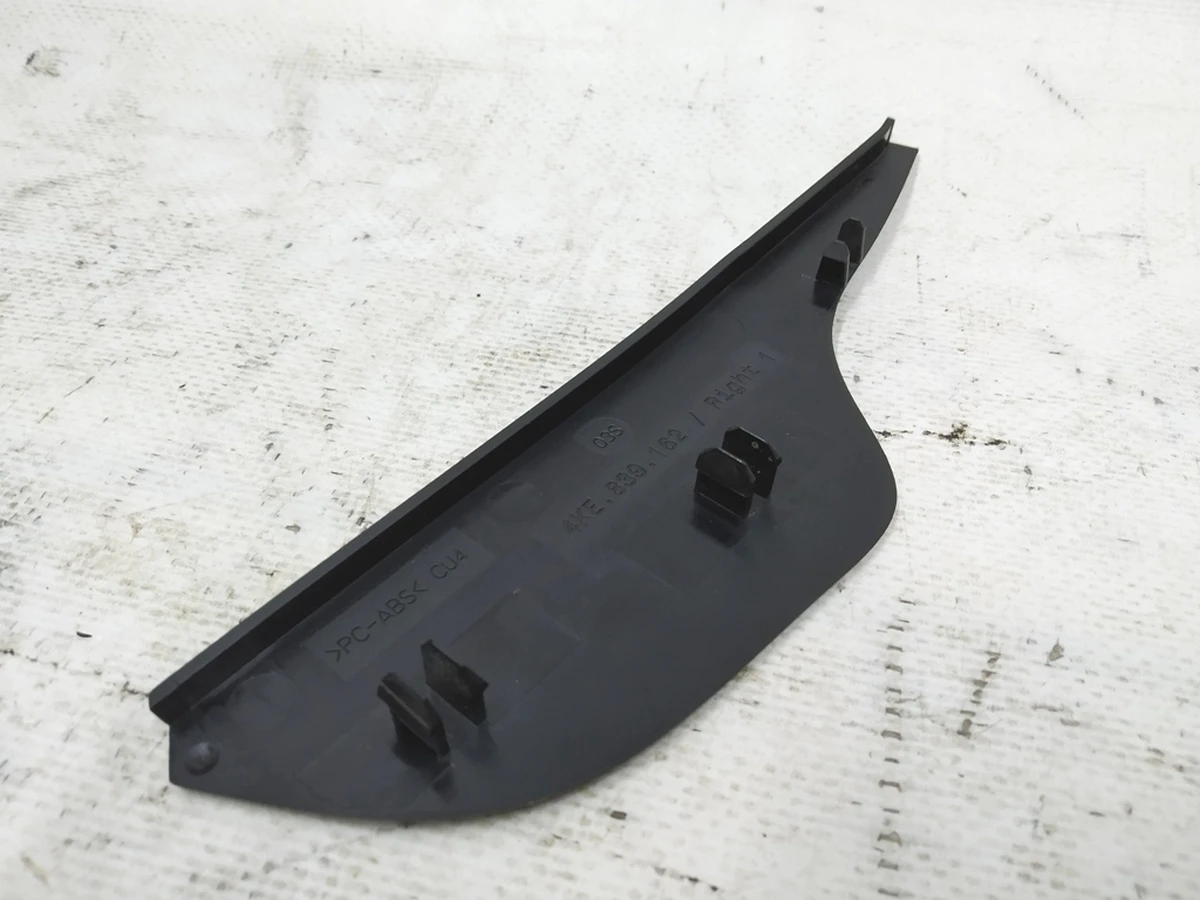 Кронштейн уплотнителя двери задней правой Audi E-tron 4KE839162