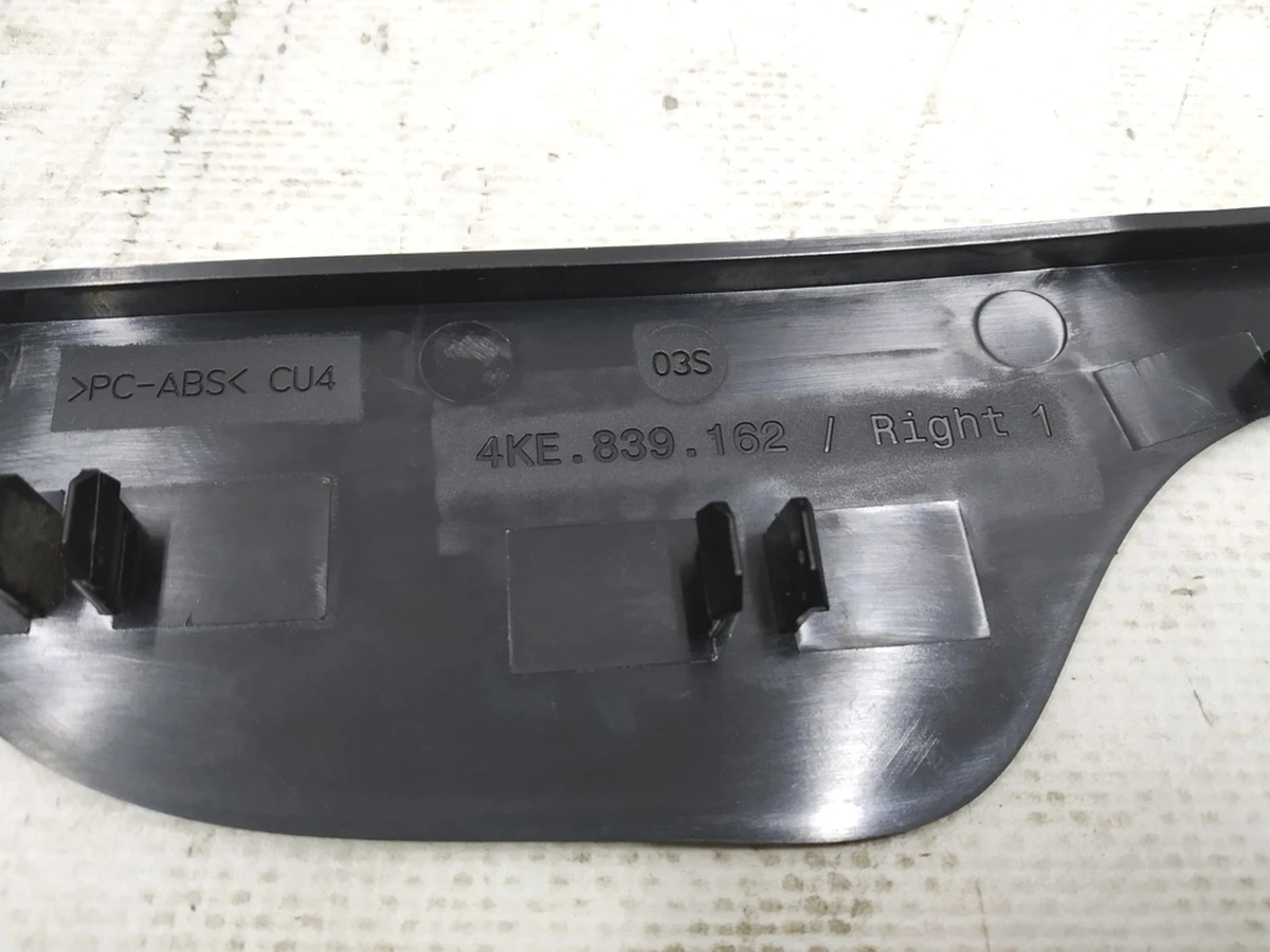 Кронштейн уплотнителя двери задней правой Audi E-tron 4KE839162