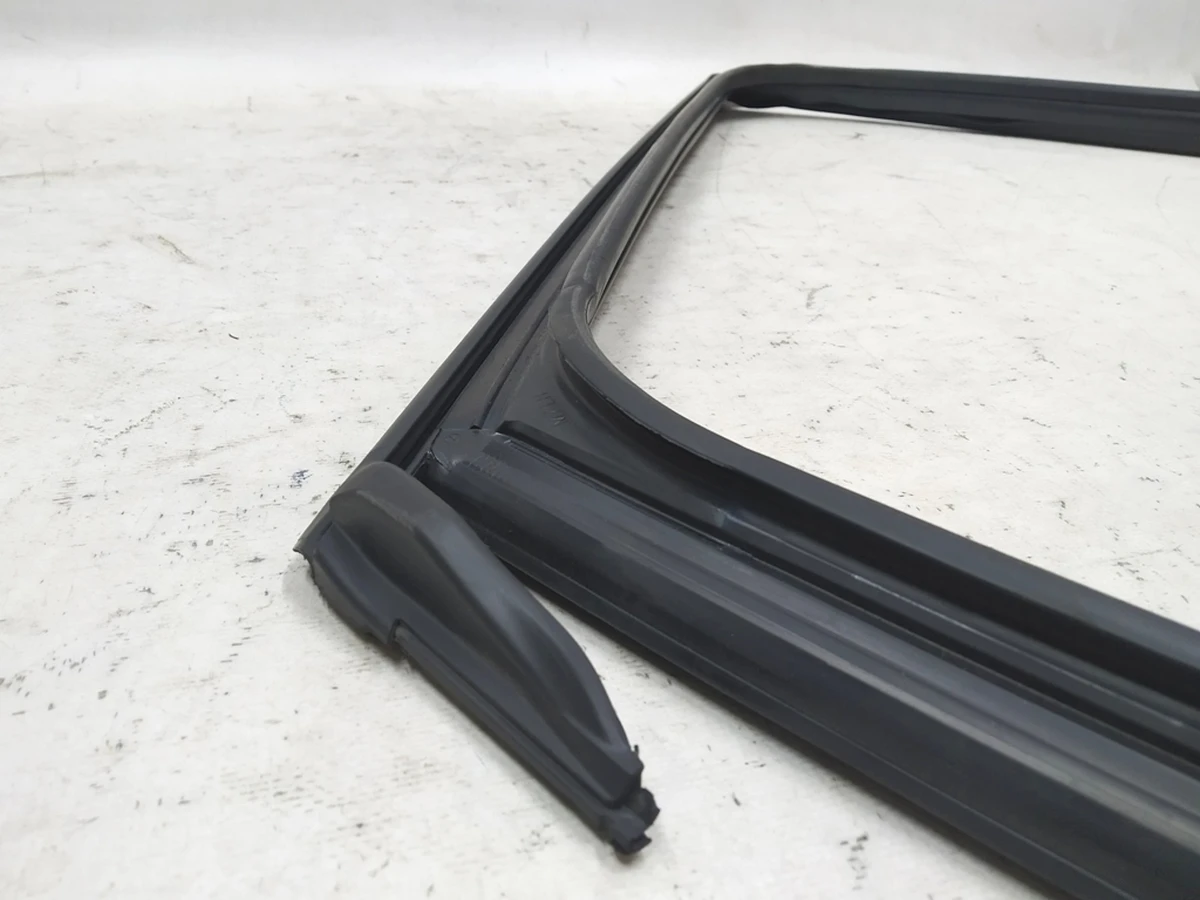 Напрямна ущільнювач скла дверей задньої лівої Audi E-tron 4KE839431C