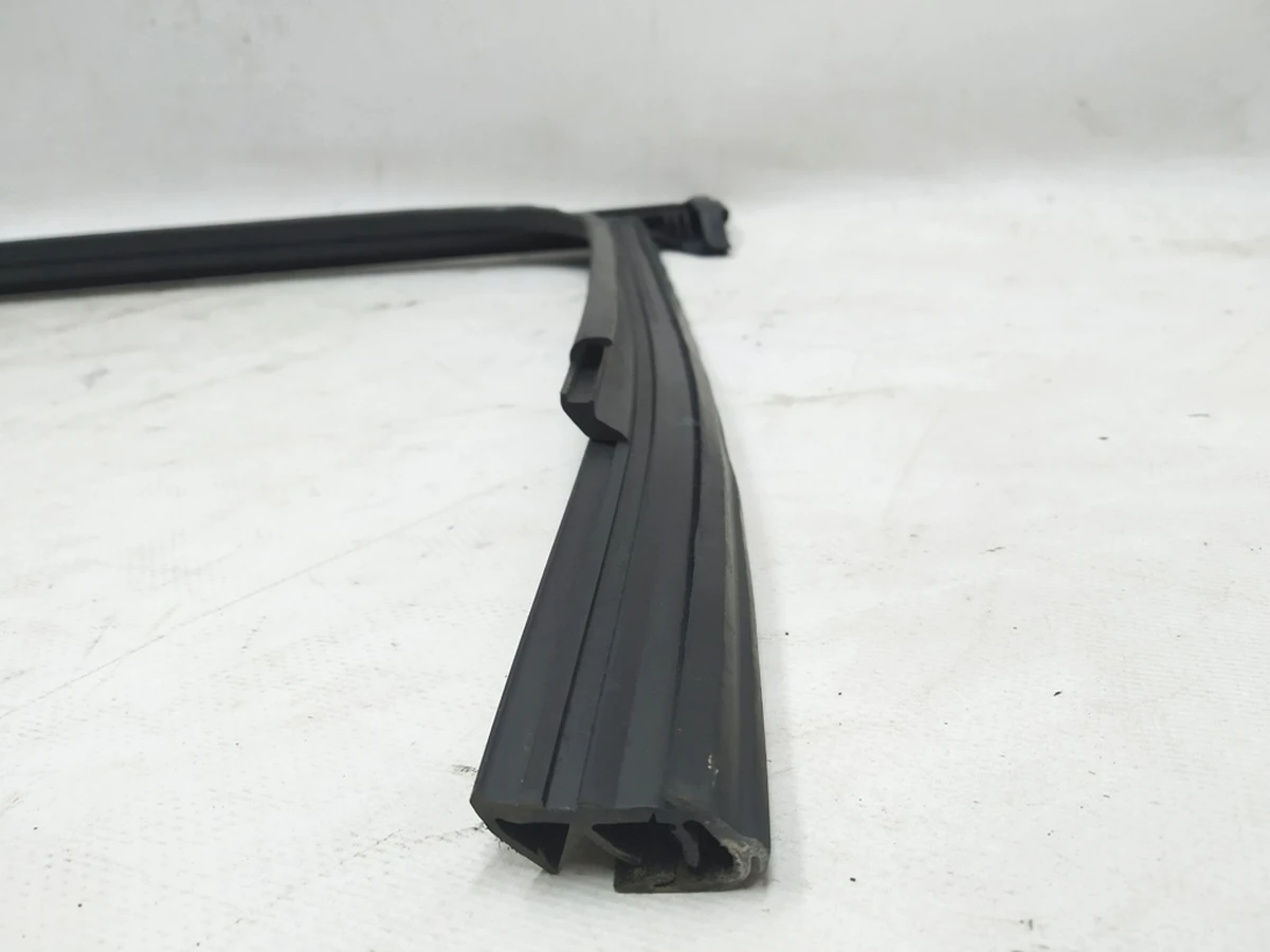 Напрямна ущільнювач скла дверей задньої лівої Audi E-tron 4KE839431C