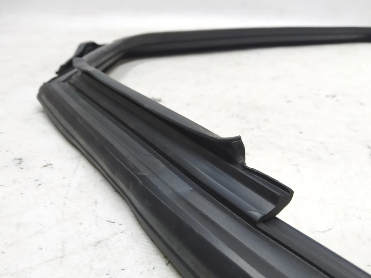 Напрямна ущільнювач скла дверей задньої лівої Audi E-tron 4KE839431C