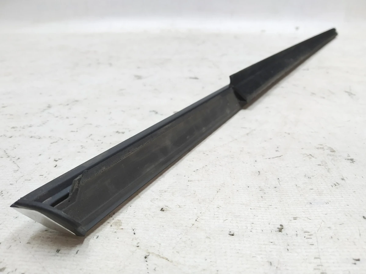 Молдинг зовнішній із ущільнювачем скла дверей задньої правої Audi E-tron 4KE839476