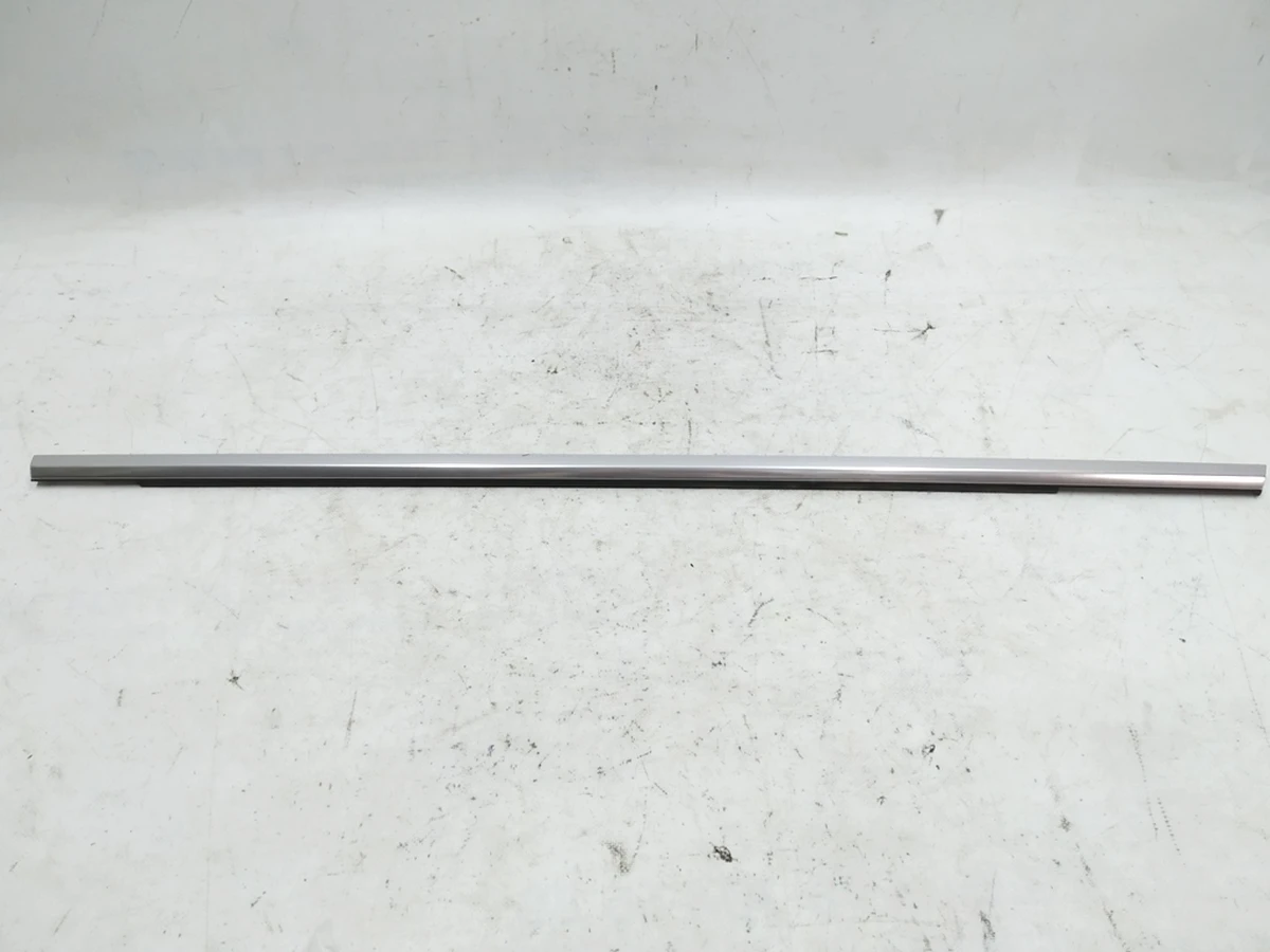 Молдинг зовнішній із ущільнювачем скла дверей задньої правої Audi E-tron 4KE839476