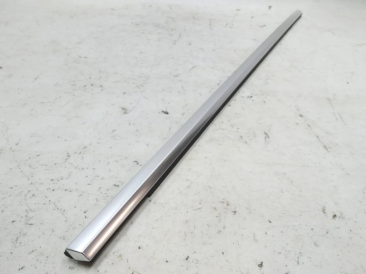 Молдинг зовнішній із ущільнювачем скла дверей задньої правої Audi E-tron 4KE839476