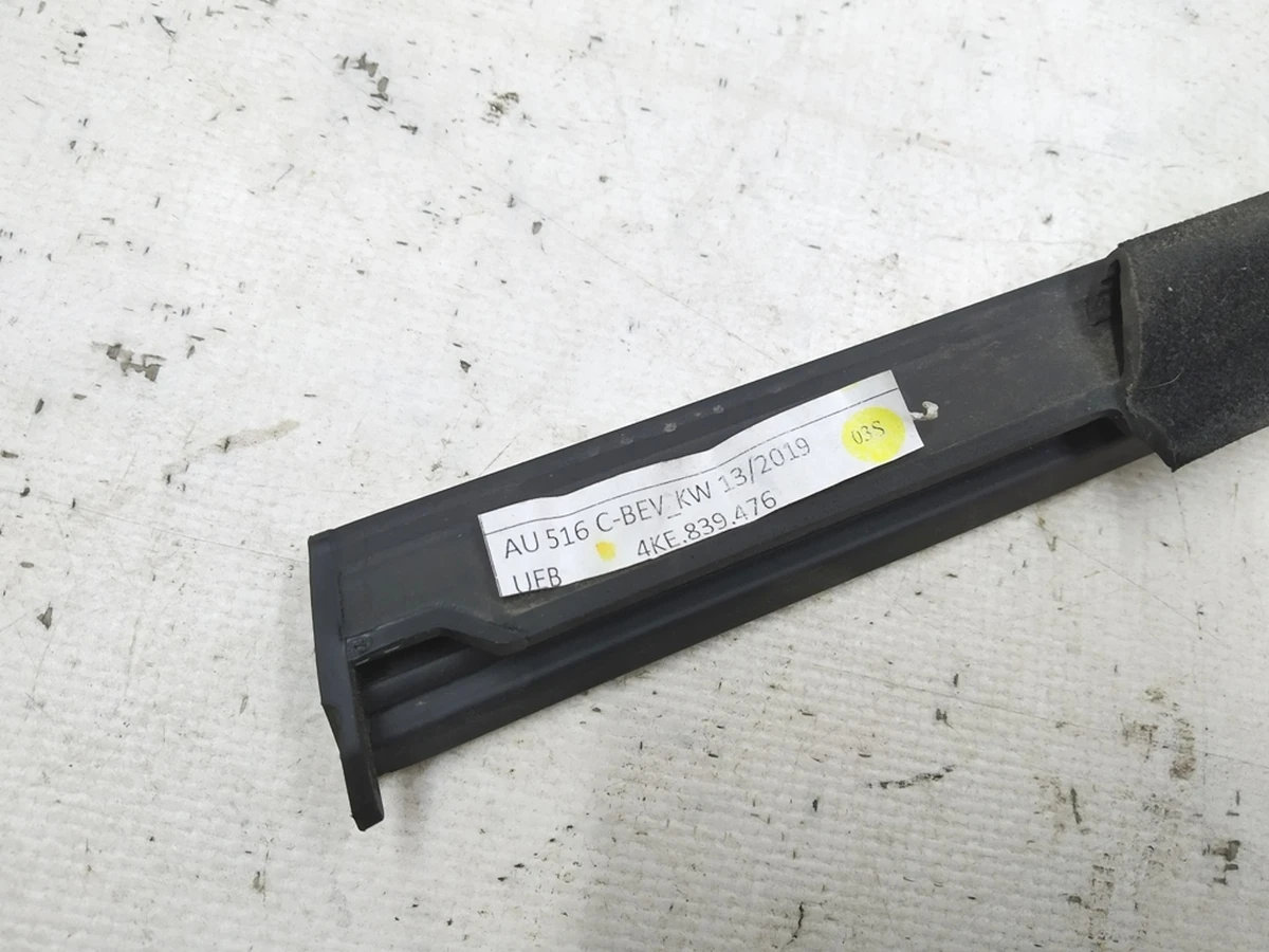 Молдинг зовнішній із ущільнювачем скла дверей задньої правої Audi E-tron 4KE839476