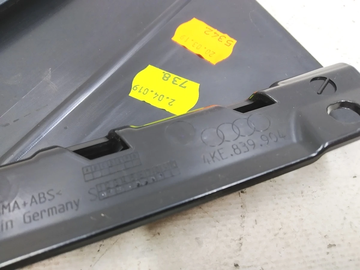 Накладка стійки C права Audi E-tron 4KE839904