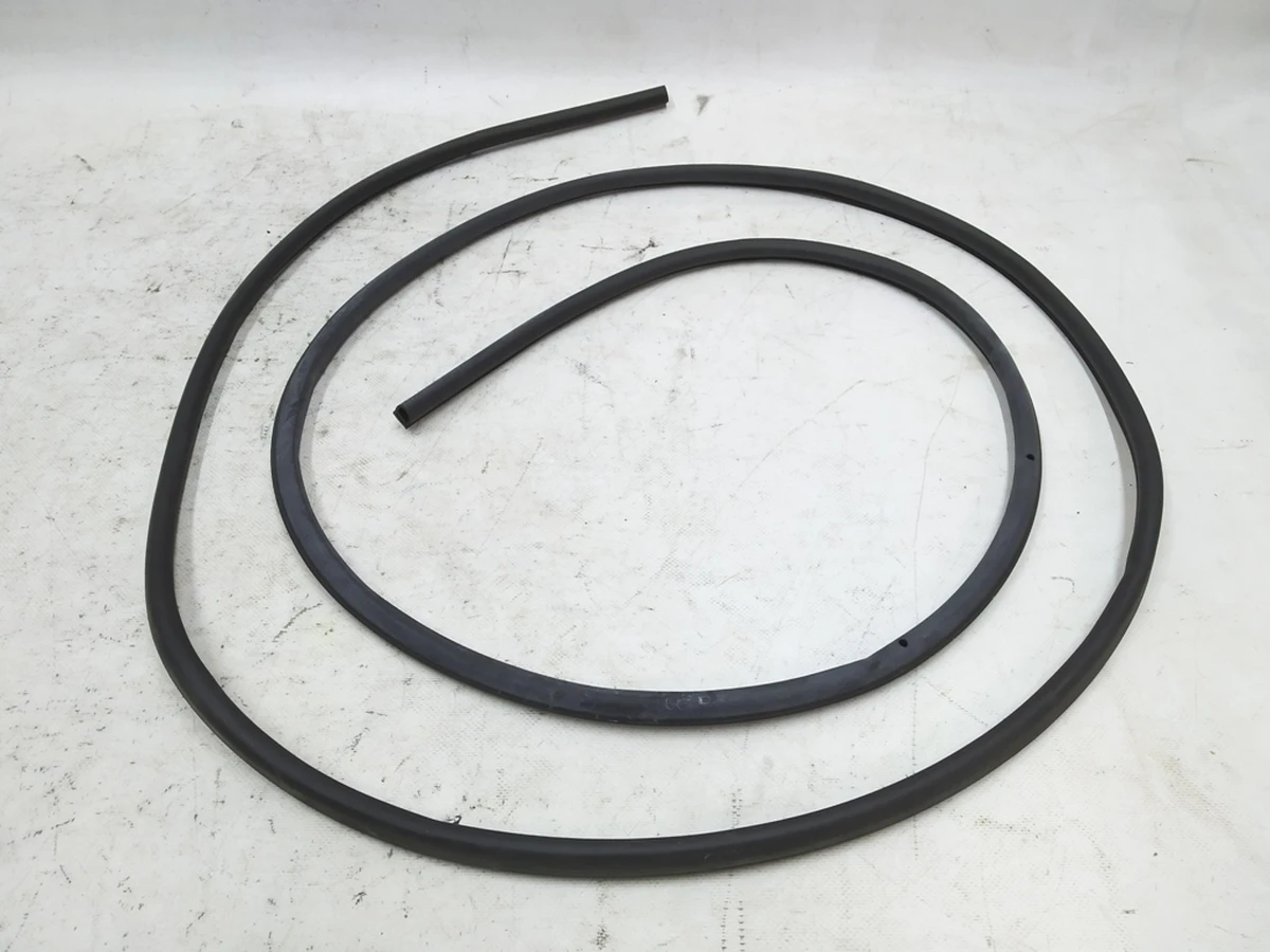 Ущільнювач двері задньої лівої самоклеючий Audi E-tron 4KE839911A