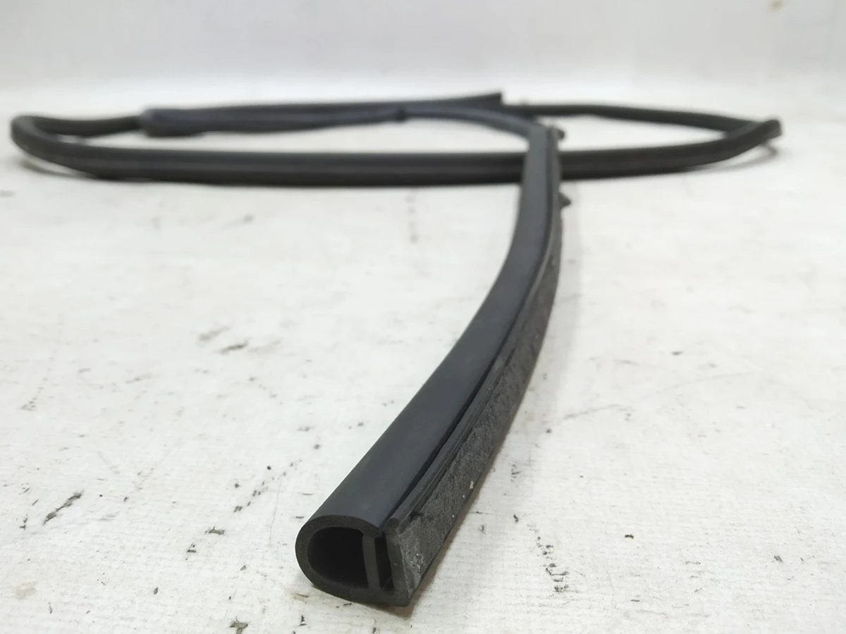 Ущільнювач двері задньої лівої самоклеючий Audi E-tron 4KE839911A