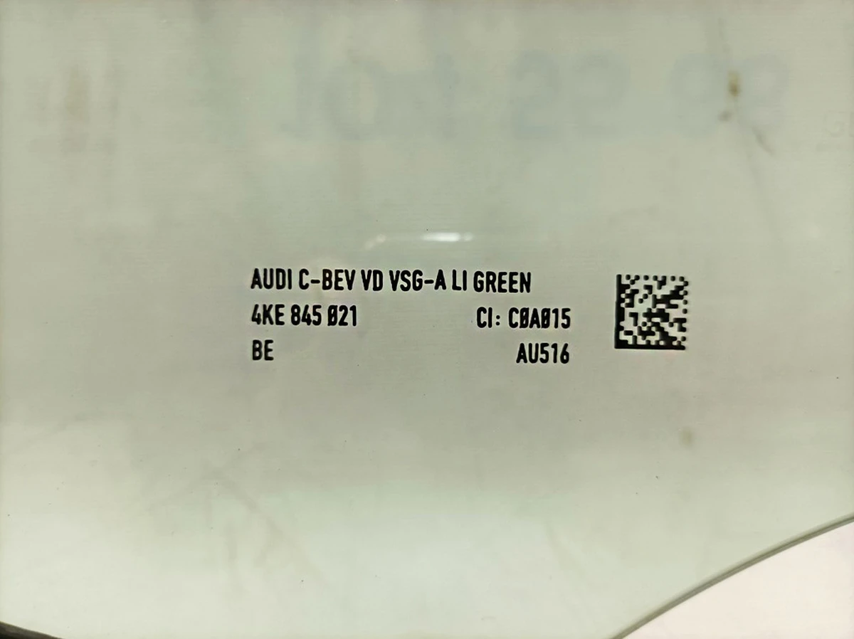 Стекло двери передней левой многослойное (с незначительным дефектом) Audi E-tron 4KE845021