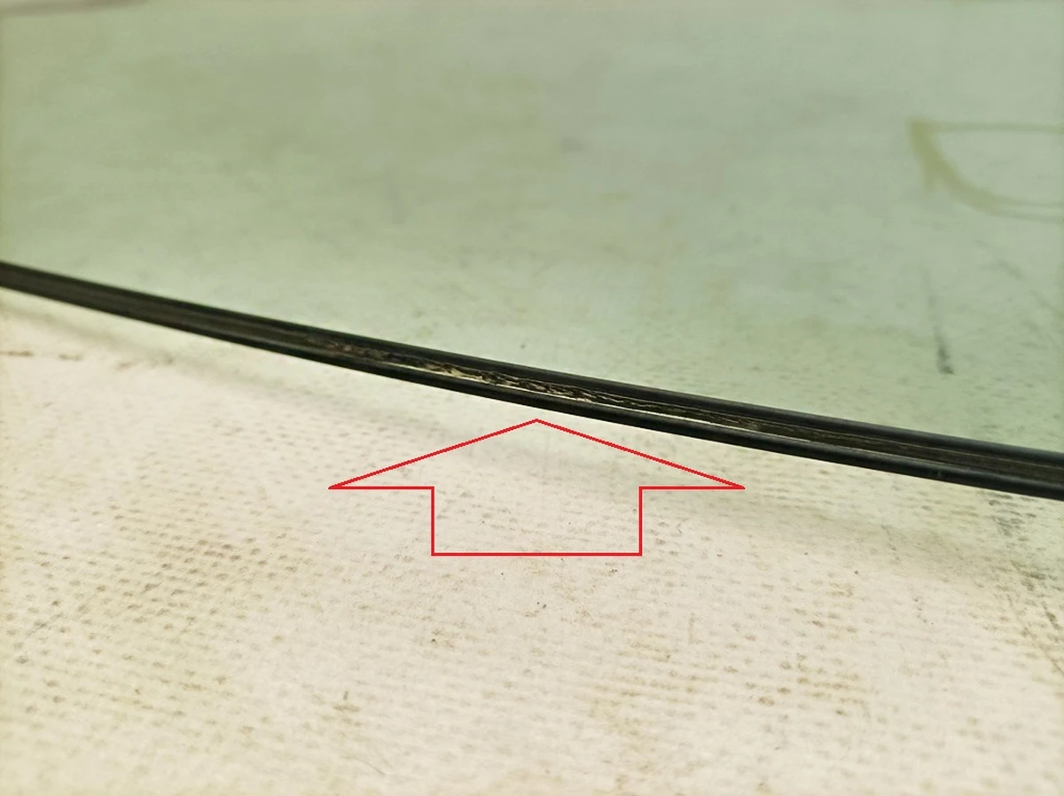 Стекло двери передней левой многослойное (с незначительным дефектом) Audi E-tron 4KE845021