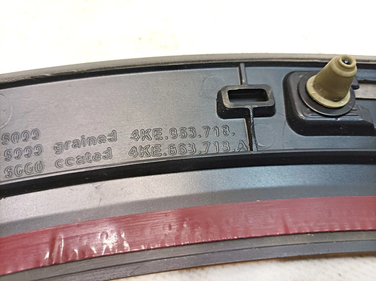 Front right wheel arch extension Paint code: LY9T Audi E-tron 4KE853718A