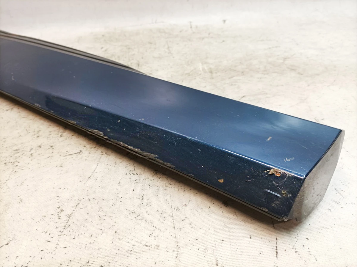 Накладка нижняя двери передней правой с повреждением Galaxisblau Metallic V5Z Audi E-tron 4KE853960A