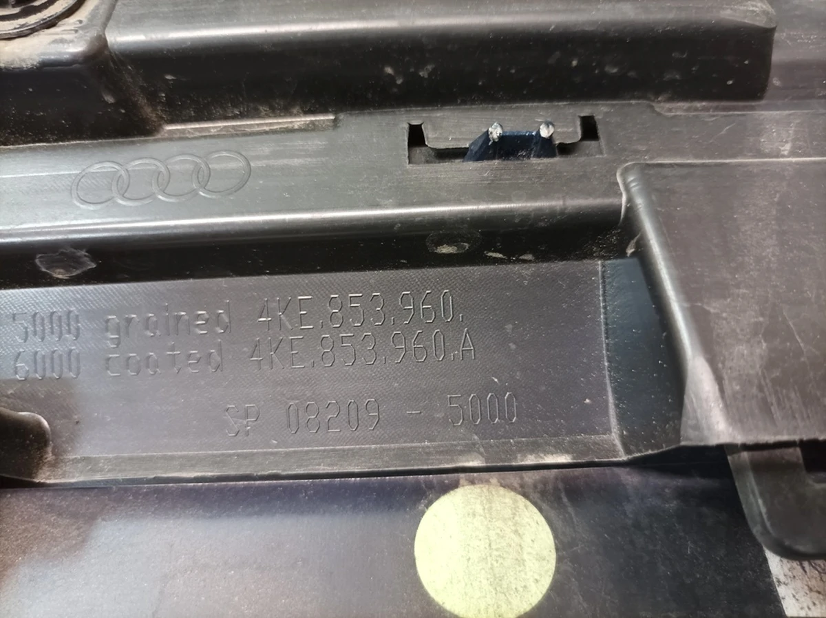 Накладка нижняя двери передней правой с повреждением Galaxisblau Metallic V5Z Audi E-tron 4KE853960A