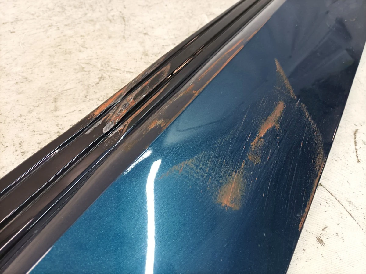 Накладка нижняя двери передней правой с повреждением Galaxisblau Metallic V5Z Audi E-tron 4KE853960A