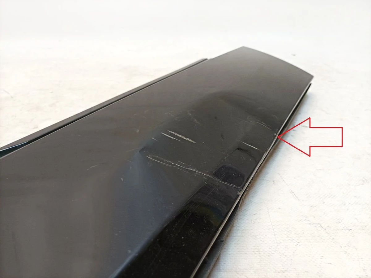 Накладка нижняя двери задней правой с повреждением Код краски: LY9T Audi E-tron 4KE853970A