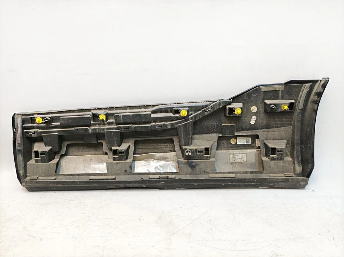 Накладка нижняя двери задней правой с повреждением Код краски: LY9T Audi E-tron 4KE853970A