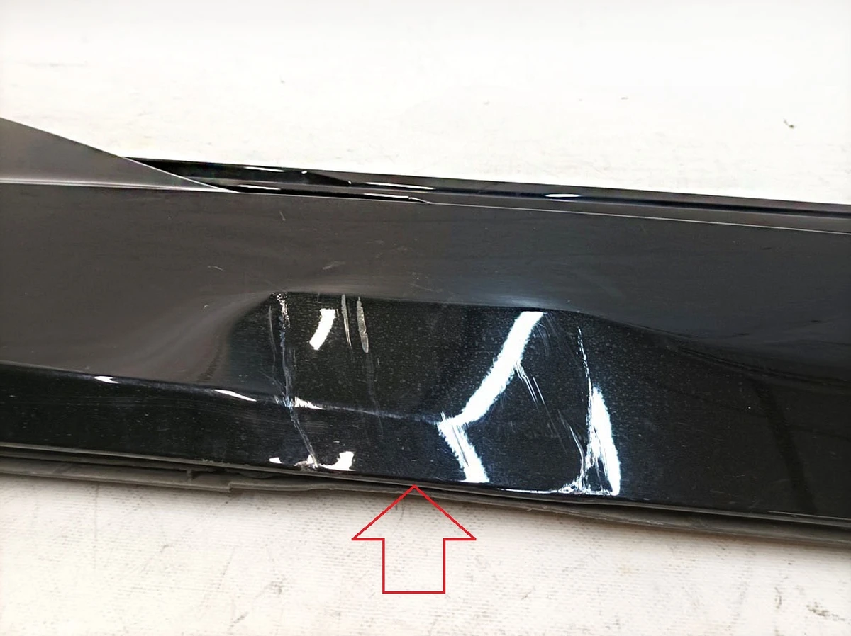 Накладка нижняя двери задней правой с повреждением Код краски: LY9T Audi E-tron 4KE853970A