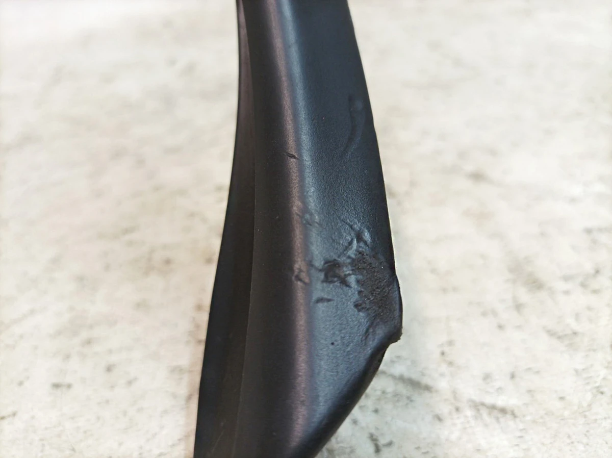 Планка водостока левая с мелкими повреждениями Audi E-tron 4KE854327