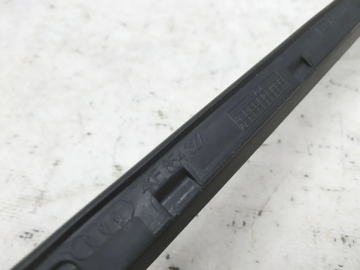 Планка водостока левая с мелкими повреждениями Audi E-tron 4KE854327