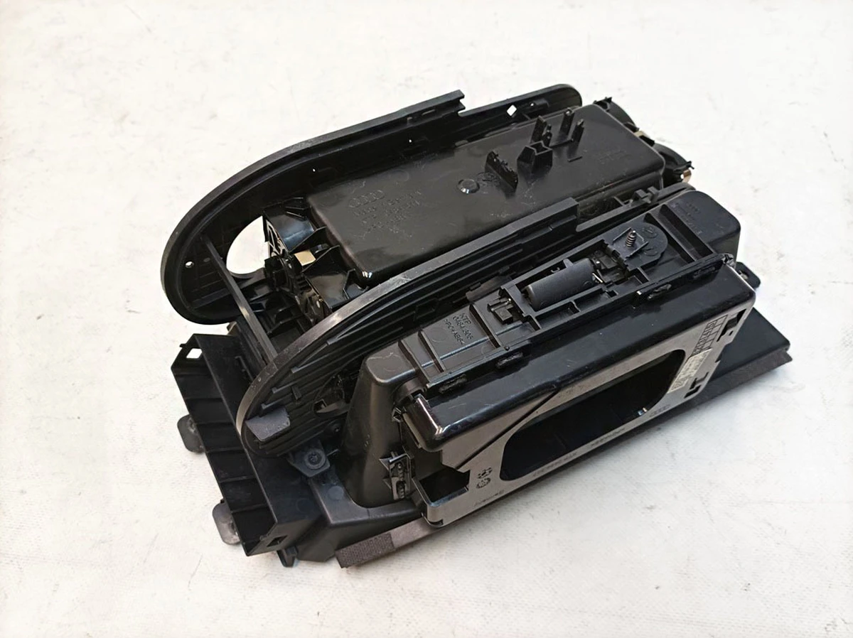 Подстаканник центральной консоли без индукционной зарядки Audi E-tron 4KE862533E