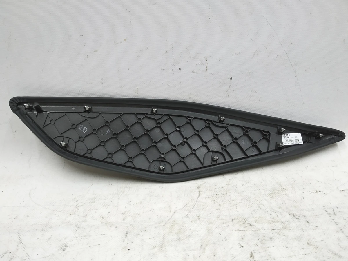 Накладка боковая центральной консоли правая Audi E-tron 4KE863306B