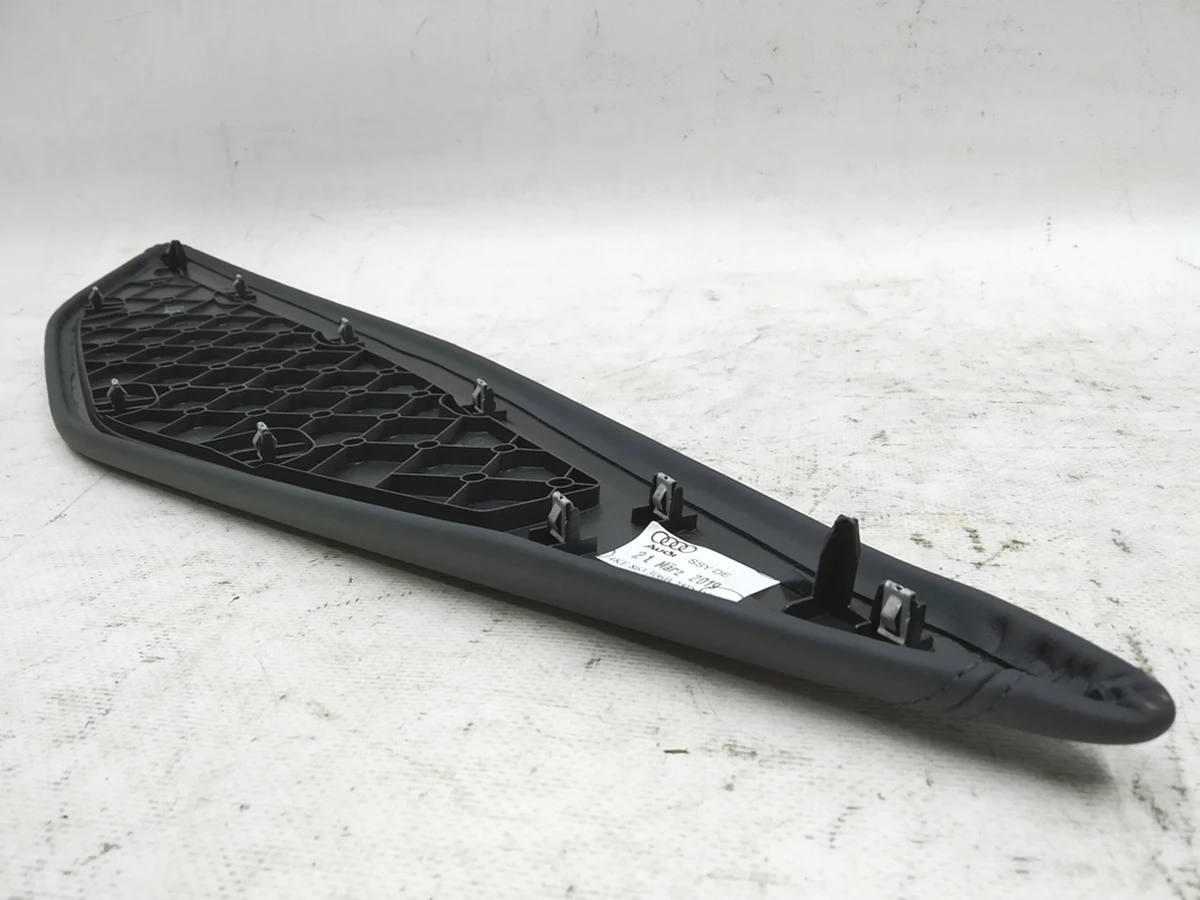 Накладка боковая центральной консоли правая Audi E-tron 4KE863306B