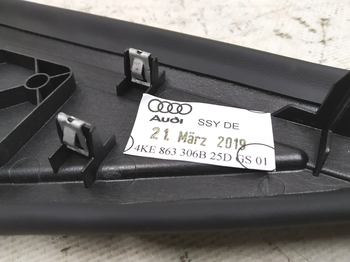 Накладка боковая центральной консоли правая Audi E-tron 4KE863306B