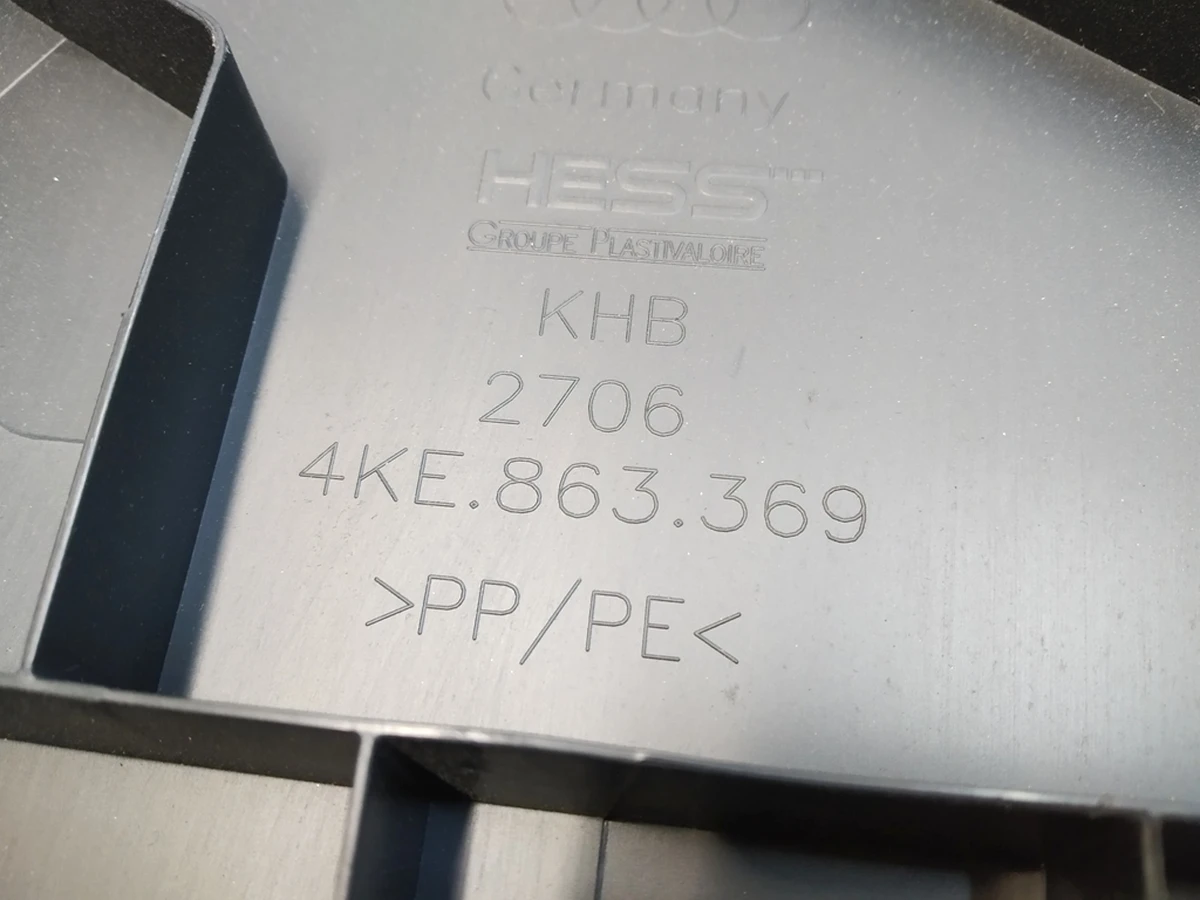 Кришка речового відділення переднього із пошкодженням Audi E-tron 4KE863369