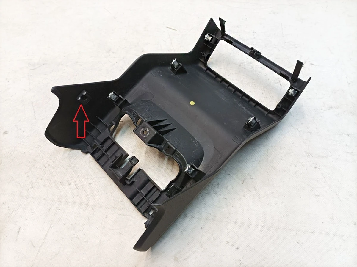 Rear center console trim with damage Audi E-tron 4KE864376