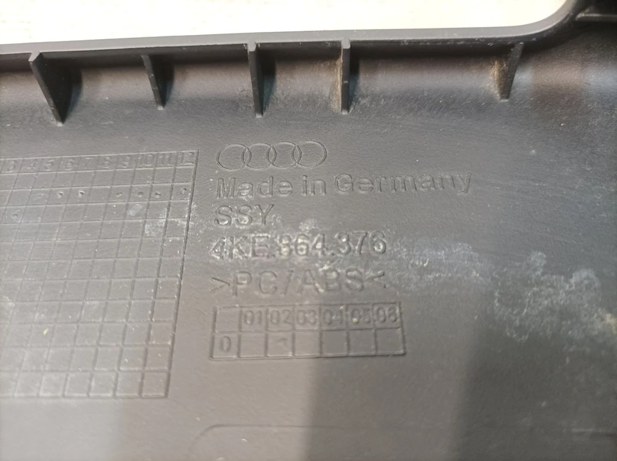 Rear center console trim with damage Audi E-tron 4KE864376