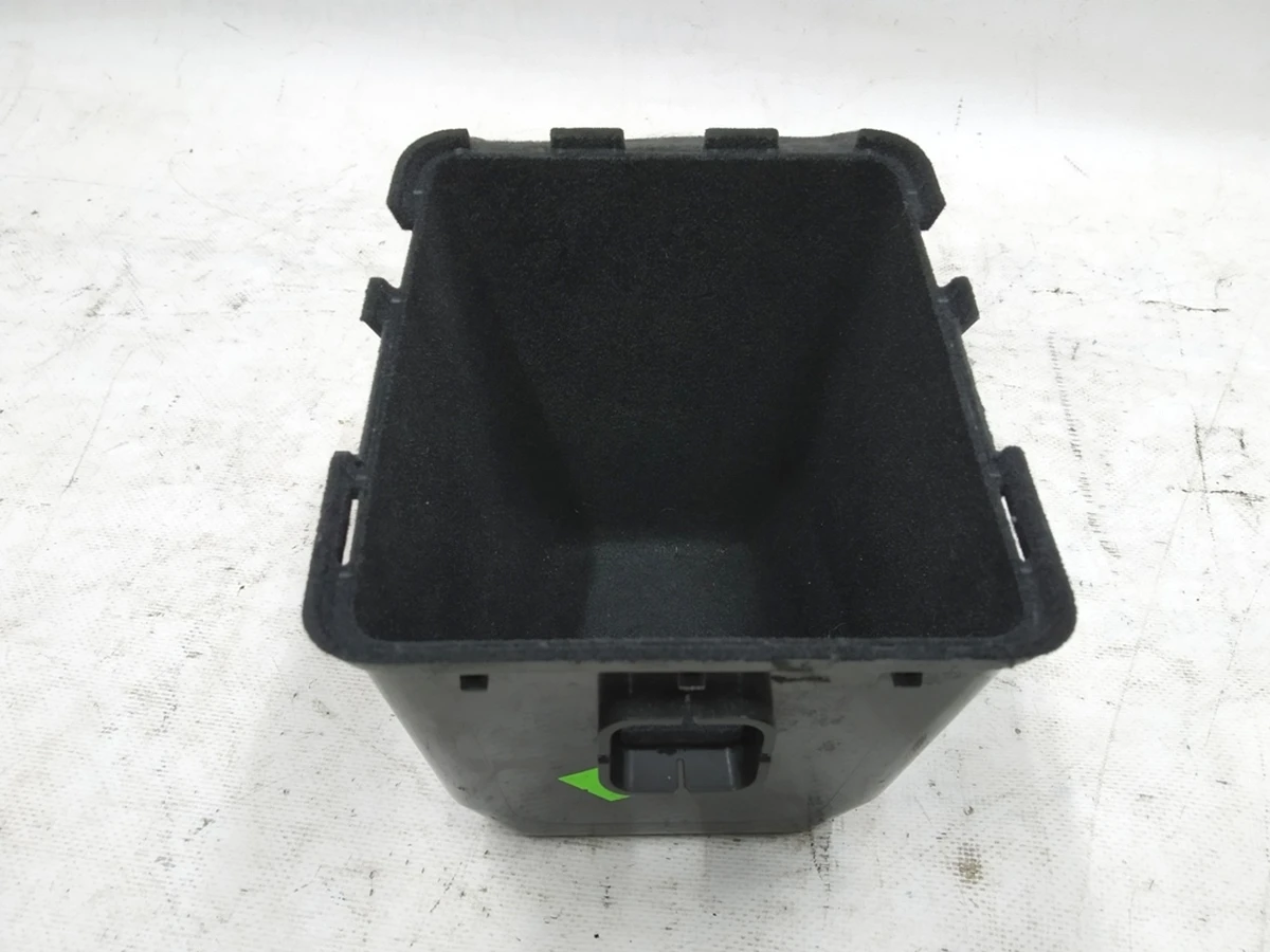 Вещевое отделение центральной консоли (подлокотника) Audi E-tron 4KE864981A