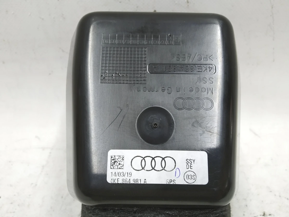 Вещевое отделение центральной консоли (подлокотника) Audi E-tron 4KE864981A