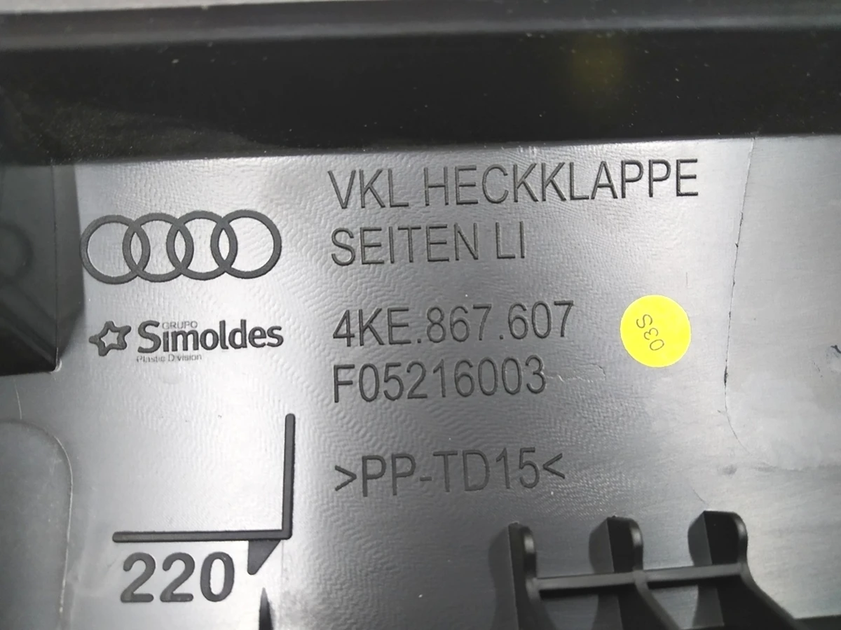 Облицювання кришки багажника внутрішня ліва верхня Audi E-tron 4KE867607