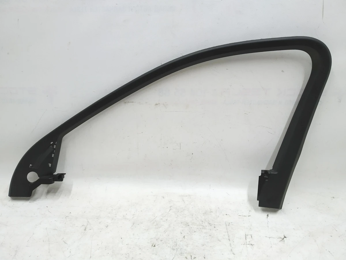 Облицовка проёма стекла двери передней правая внутренняя Audi E-tron 4KE867610