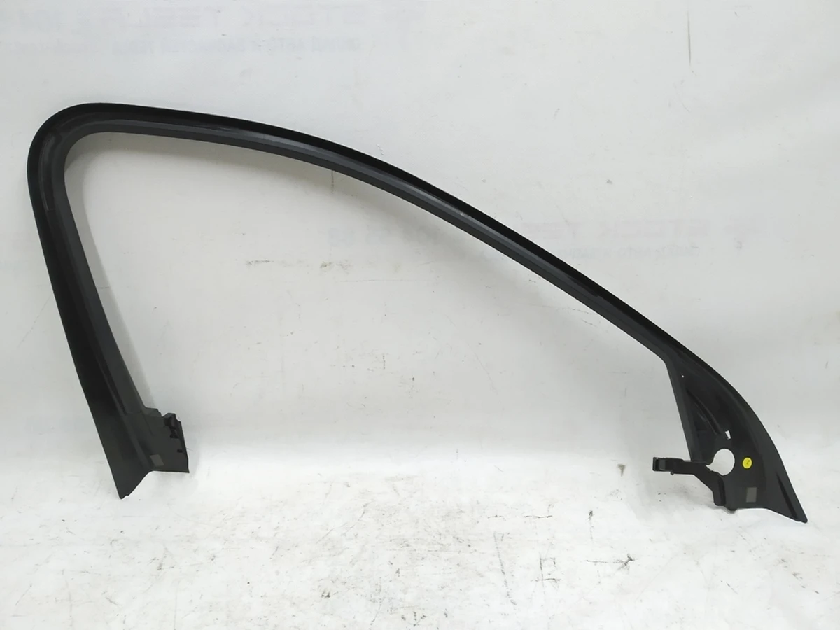 Облицовка проёма стекла двери передней правая внутренняя Audi E-tron 4KE867610