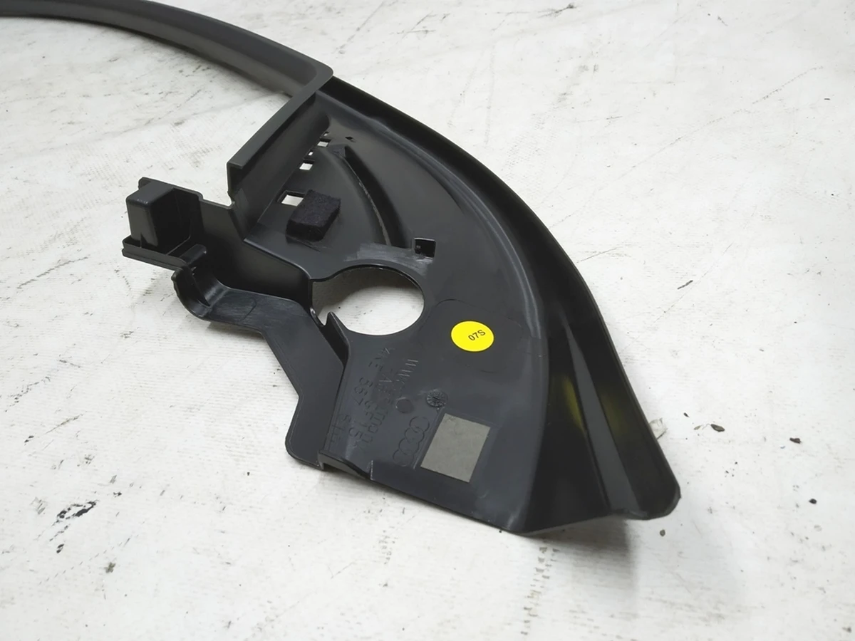 Облицовка проёма стекла двери передней правая внутренняя Audi E-tron 4KE867610