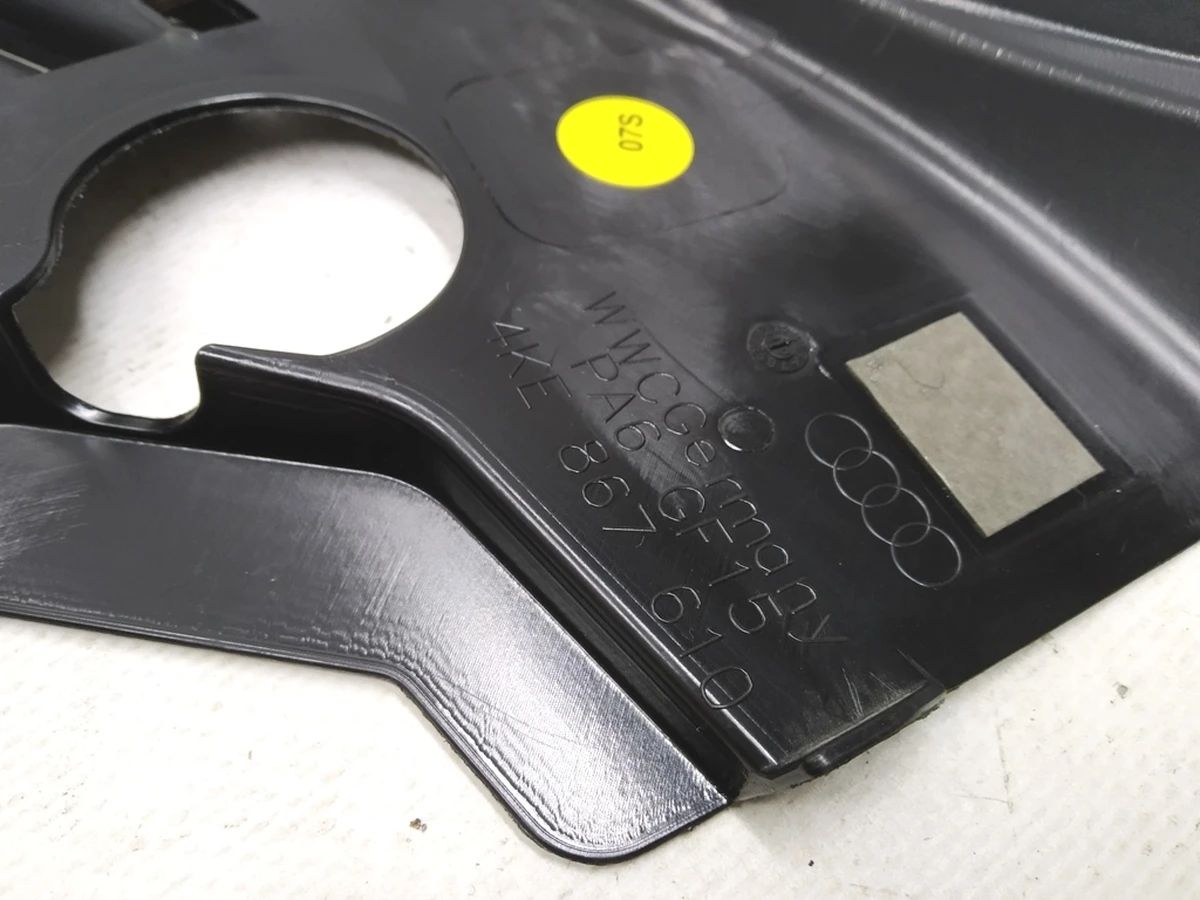 Облицовка проёма стекла двери передней правая внутренняя Audi E-tron 4KE867610