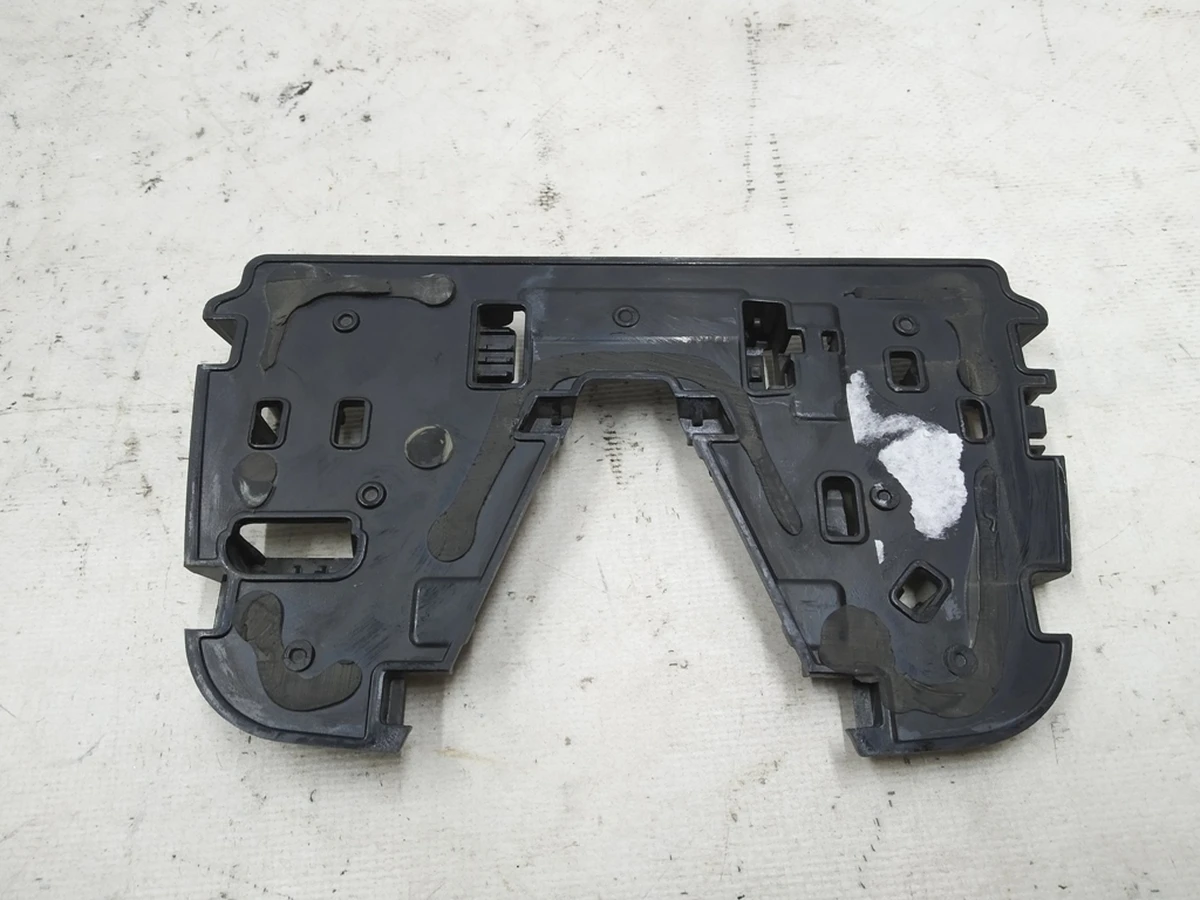 Пластина крепления камеры передней вспомогательных систем водителя Audi E-tron 4KE868033