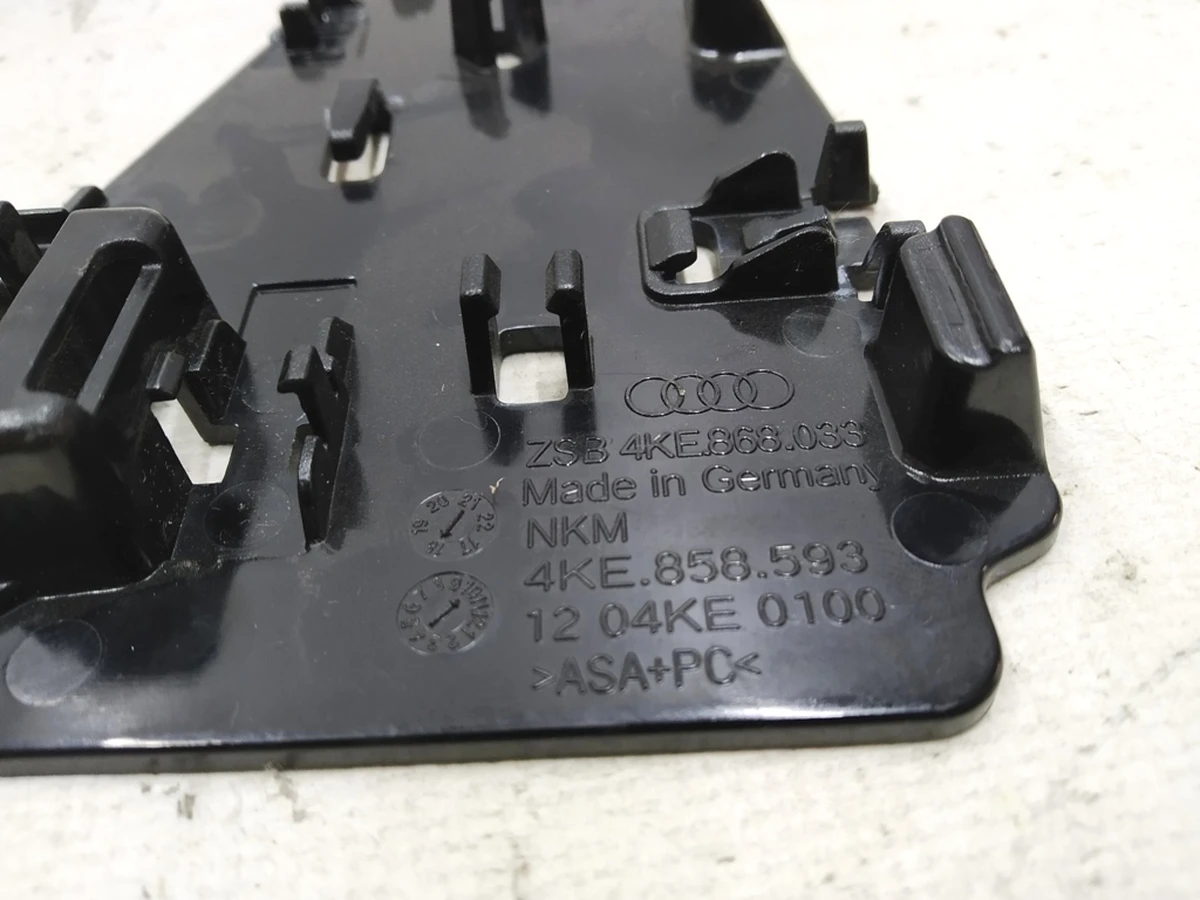 Пластина крепления камеры передней вспомогательных систем водителя Audi E-tron 4KE868033