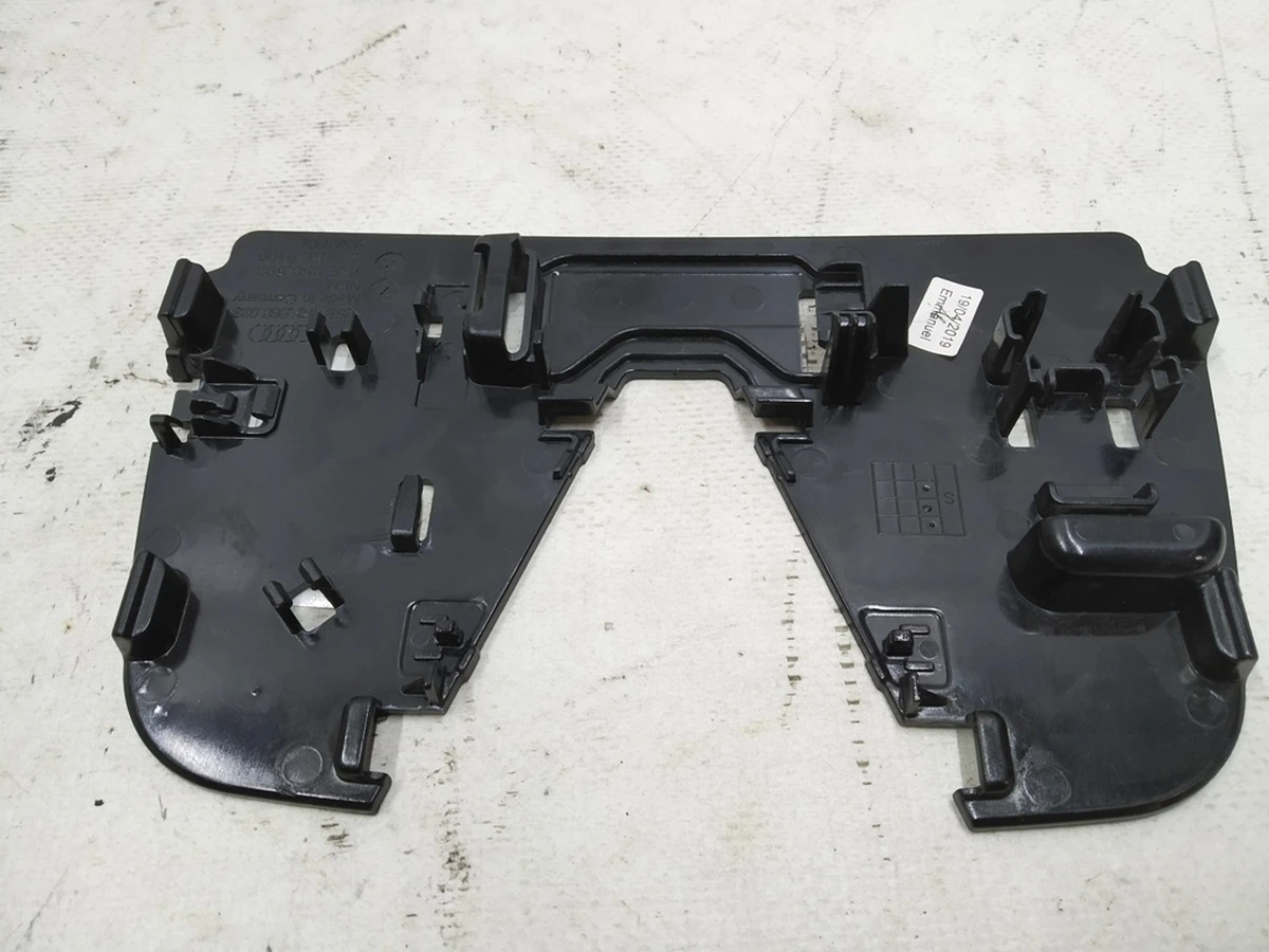 Пластина крепления камеры передней вспомогательных систем водителя Audi E-tron 4KE868033