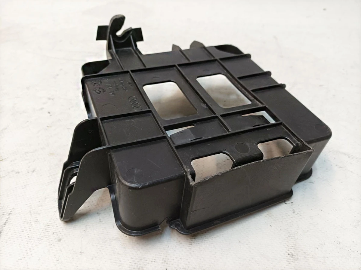 Кронштейн блока управления с повреждением Audi E-tron 4KE907731