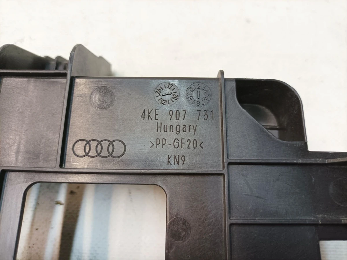 Кронштейн блока управления с повреждением Audi E-tron 4KE907731