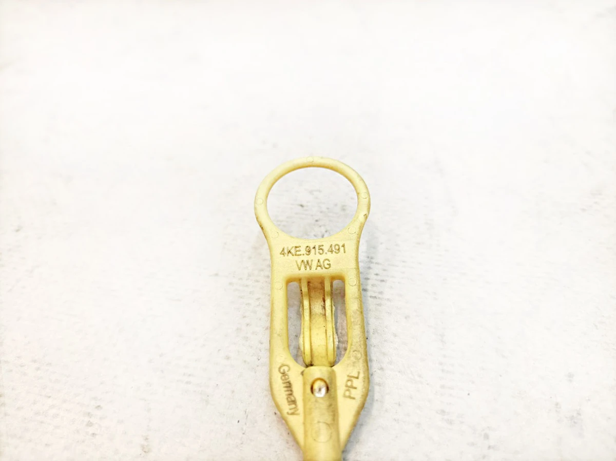 Шнурок механізму аварійного розблокування порту заряджання Audi E-tron 4KE915491