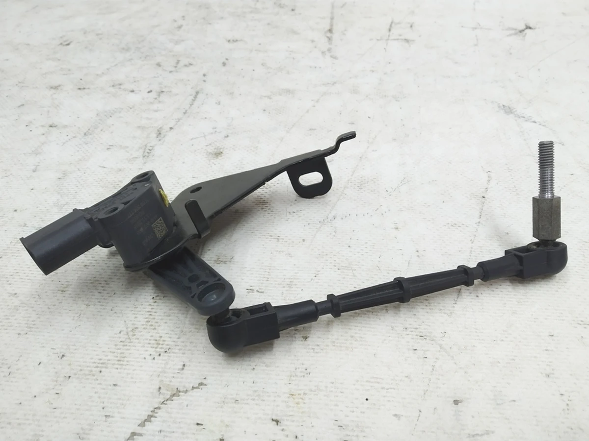 Датчик дорожнього просвіту лівий задній з кронштейном Audi E-tron 4KE941309D