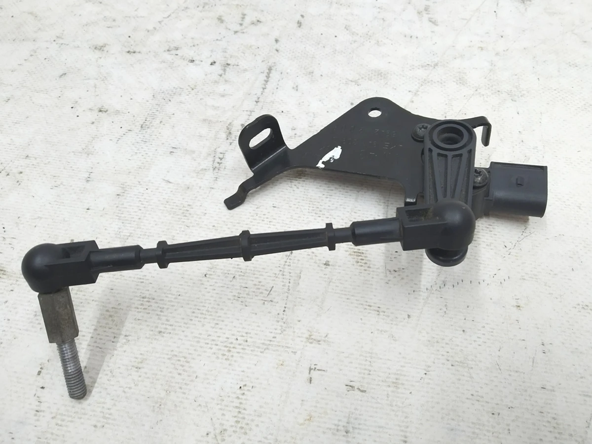 Датчик дорожнього просвіту лівий задній з кронштейном Audi E-tron 4KE941309D