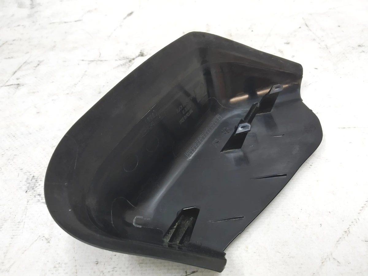 Накладка боковая заднего фонаря левая с повреждением Audi E-tron 4KE945255A