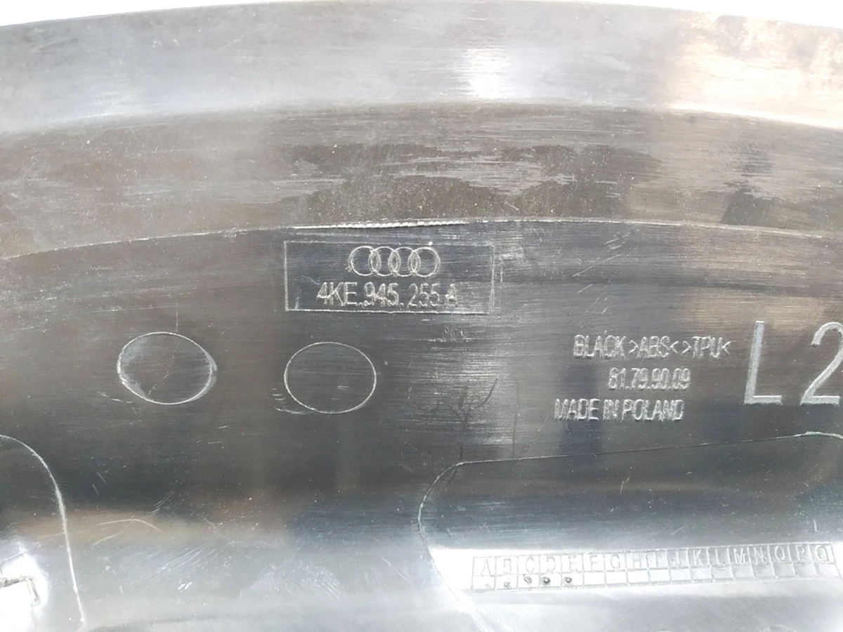Накладка боковая заднего фонаря левая с повреждением Audi E-tron 4KE945255A
