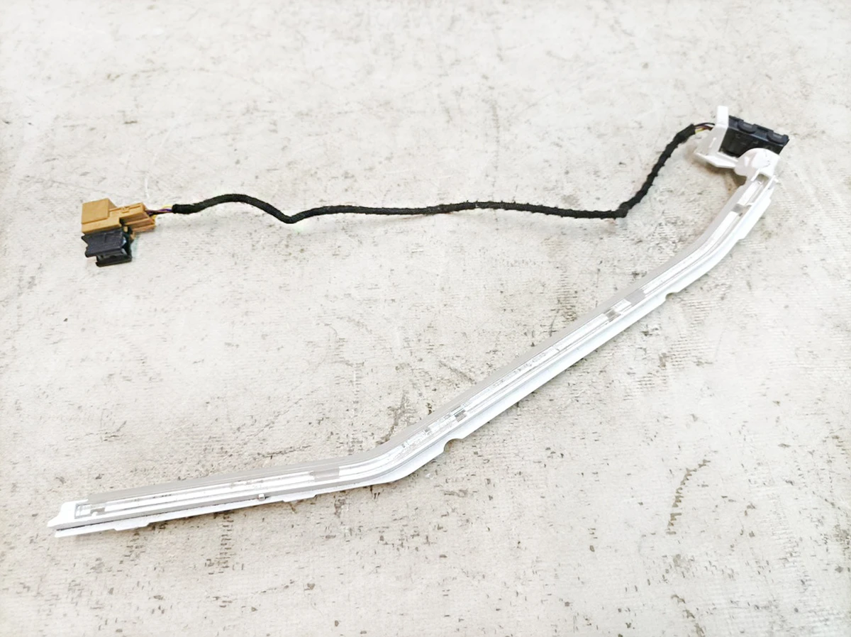 Планка боковой подсветки центральной консоли левая Audi E-tron 4KE947093B